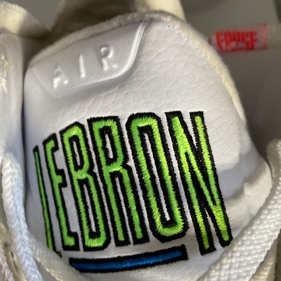 LeBron James sneakers lightly used White with little cubes of color& black spots - Picture 8 of 10